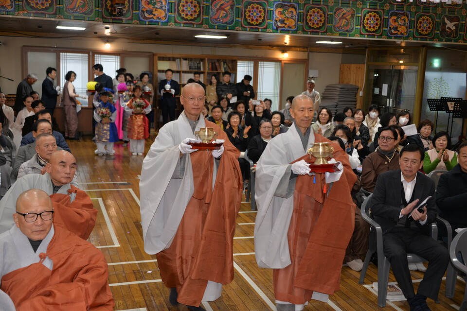 육법공양에 나선 주지 소운스님(사진 오른쪽)과 수안스님이 향을 공양하고있다.