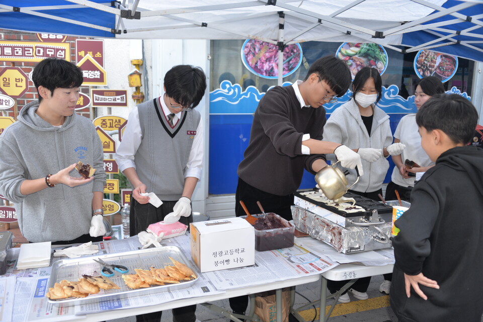연화장 세계에서 정광고 학생들이 붕어빵 나눔을 하고있다.