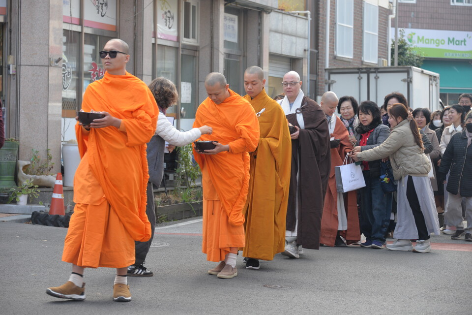 세계각국 스님들이 탁발에 나섰다