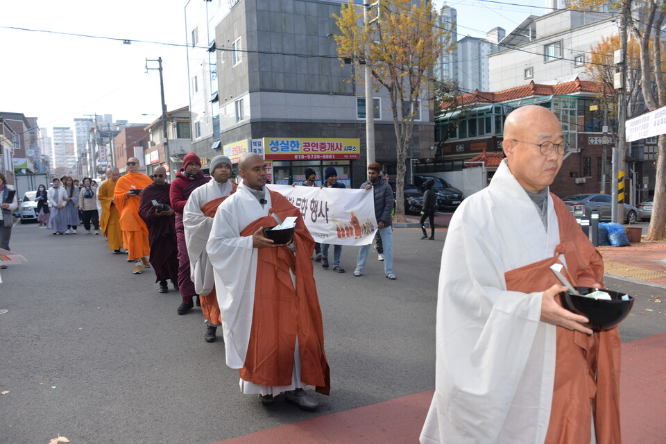 광산구불교협의회장 도제스님(사진 오른쪽부터) 길상사 주지 명선스님이 탁발 선두에 섰다.