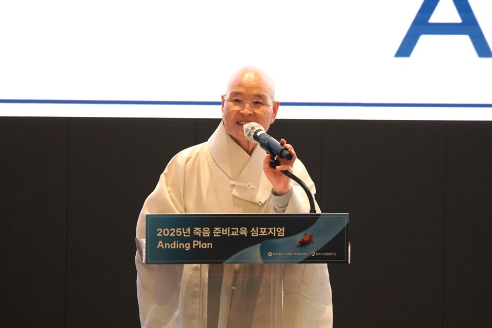 전국비구니회장 광용스님이 축사를 하고 있다.