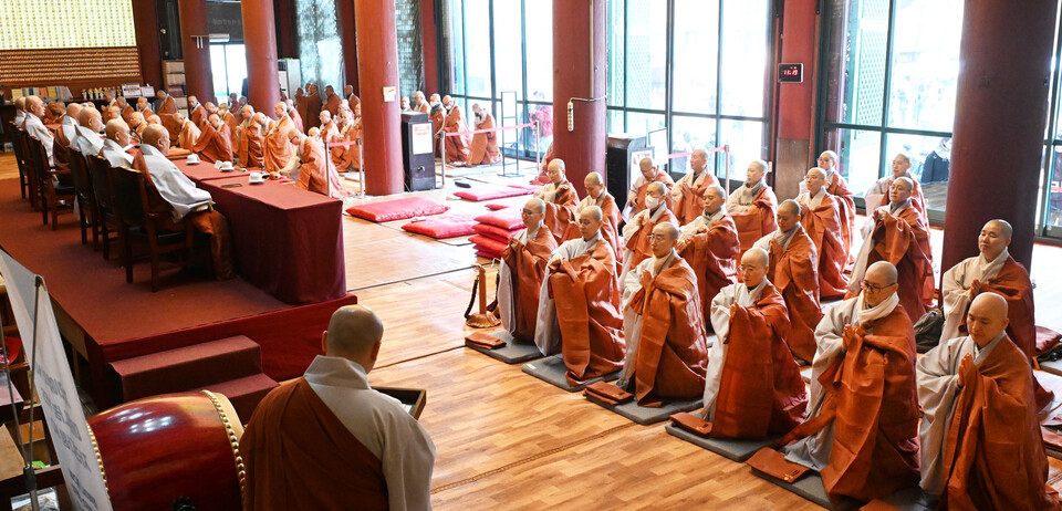  11월25일 서울 조계사 대웅전에서 ‘불기2569(2025)년 종사(비구)·명덕(비구니) 법계 품서식’이 거행되고 있다. 