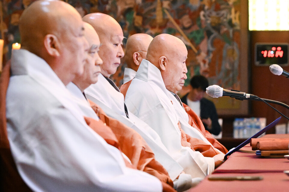 조계종 종정예하 중봉 성파대종사의 법어를  법계위원장 법산대종사가 대독하고 있다. 