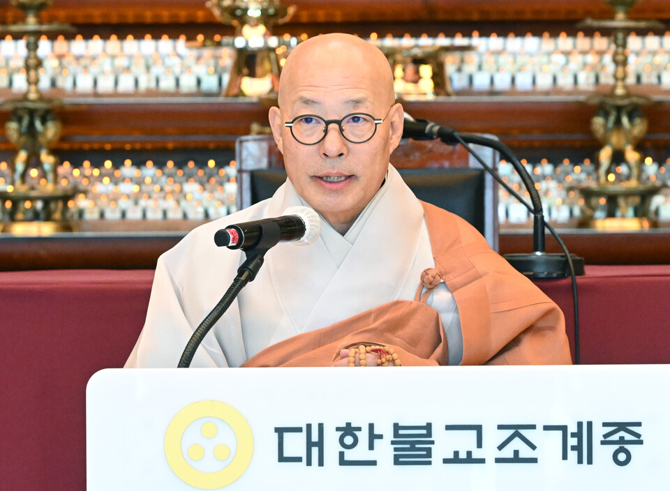 총무원장 진우스님이 치사를 통해 "스님 한분 한분의 정성과 수행력이 모여 종단의 기둥을 견고히 하고 기강을 바로 세울때 한국불교의 앞날 또한 밝고 찬연할것" 이라고  강조했다.