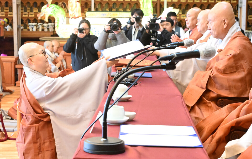 명덕 법계증을 설해스님이 받고 있다. 