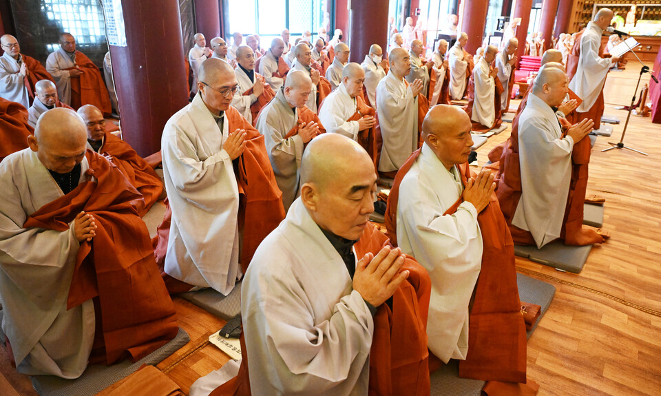 장궤합장과 삼배하며 한 목소리로 서원하는 종사 품수자  스님들. 