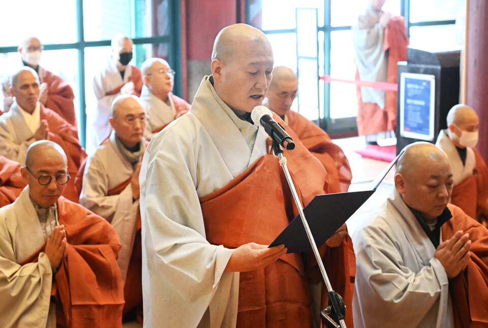 아름다운 동행 상임이사인 법오스님이 발원문을 봉독하고 있다. 