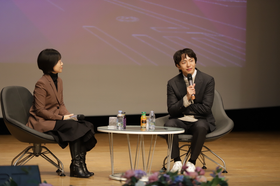 '꿈꾸는 이방인-동국대에서 브로드웨이'를 주제로 특강중인 박천휴 작가.