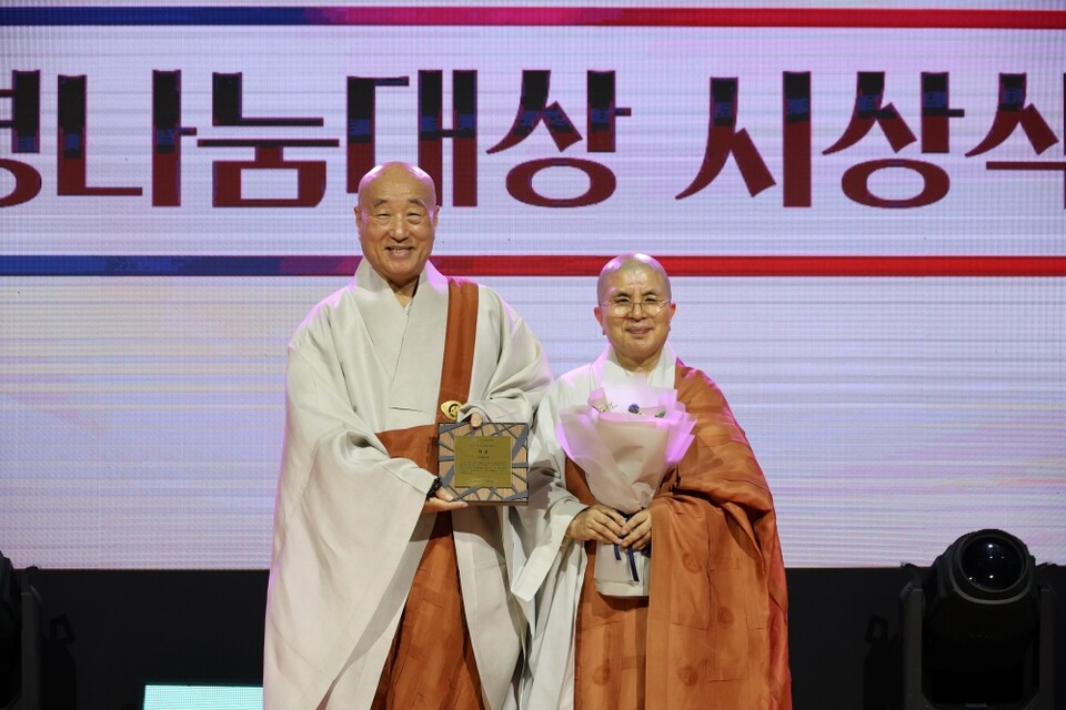 한마음선원 이사장 혜수스님이 생명나눔대상을 수상했다.