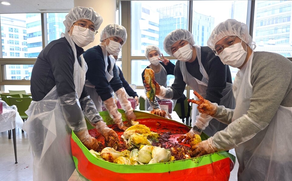 종근당 가족봉사단이 김장김치를 담그고 있는 모습.