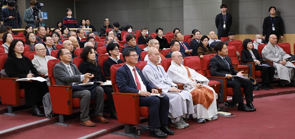 11��26�� ���� ������ ��å���ȸ���� �������� �ڱ������縦 ����� ��δ����� �����ߴ�.&nbsp;&nbsp;