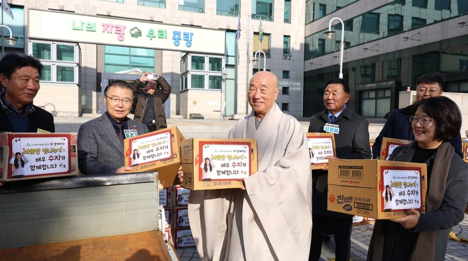 이날 지원 물품은 배우 수지 씨의 후원금으로 마련됐다. 지원 물품이 담긴 박스를 트럭에 싣고 있는 모습.