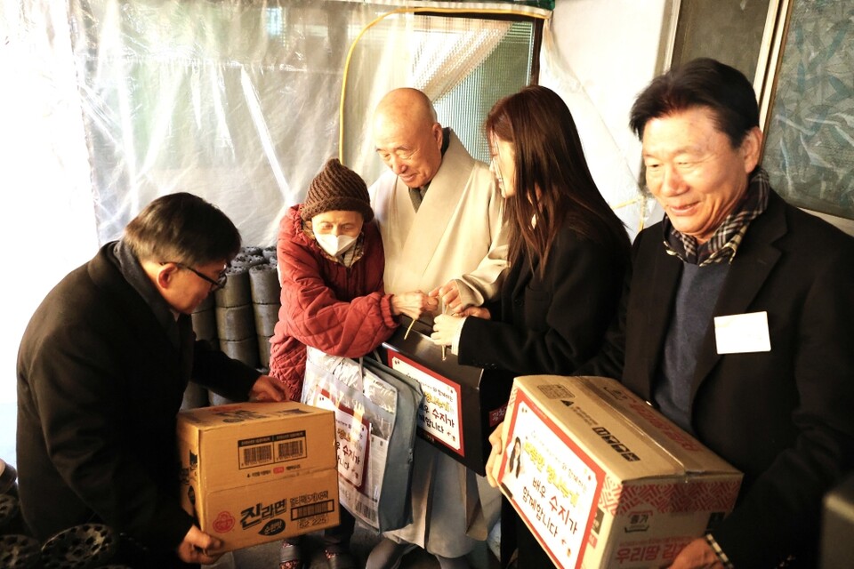 ����������õ���δ� 12��2�� ����12ȸ ���������� �Բ��ϴ� ������ �� �����⡯�� ������. �̻��� �ϸ������� ���� �߶����� �� ��� ���� ã�� ���� ��ǰ�� �����ߴ�.