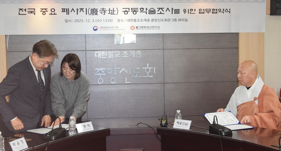 �� ��� ��ǥ�ڰ� ������������ ������ �ϰ� �ִ�.