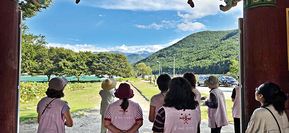 실상사 주변 아름다운 자연을 만끽하는 참가자들.