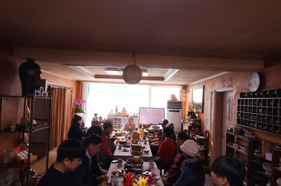 진지한 표정으로 도완스님의 차강의를 듣고 있다.