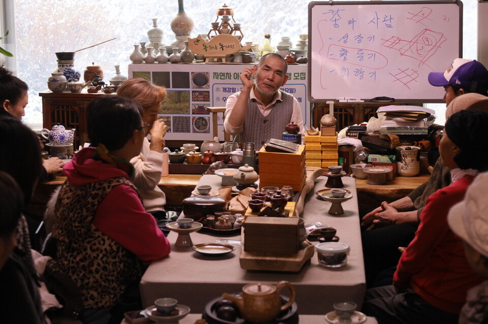 한문 차 글자를 파자해서 성장기 20년 활동기 80년 회향기 8년을 살 수 있다고 설명한다.