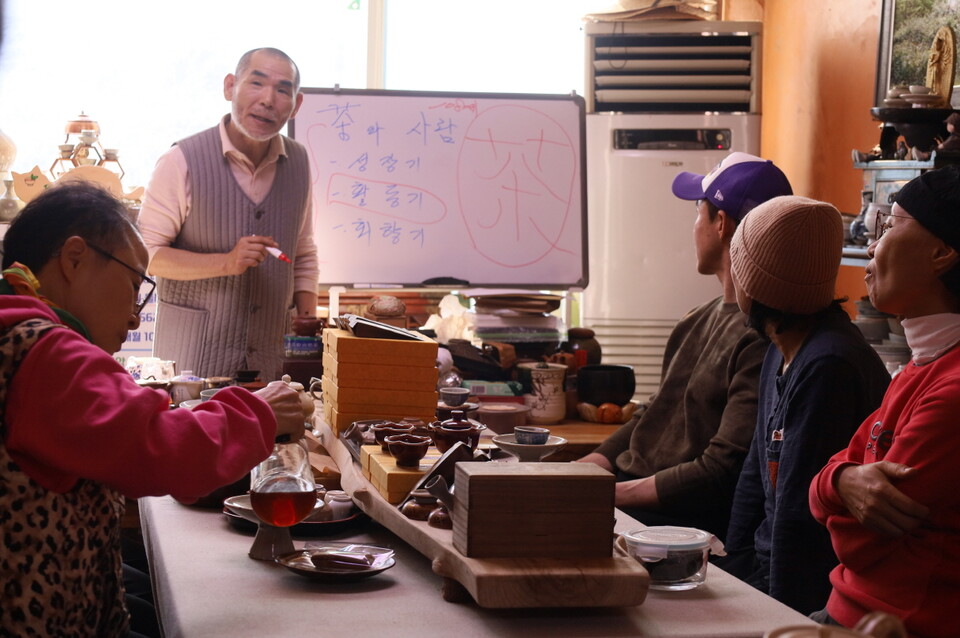 강의에 열중인 강사와 청자