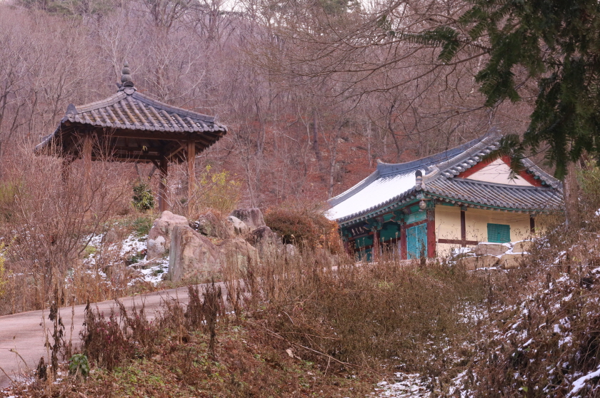 입구쪽에서 올려다본 동운암