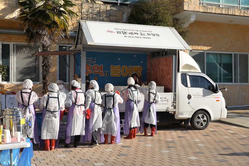 보문복지회 산하 진달래마을에서 김장김치 축제 봉사자들을 위해 추억을 붕어빵과 어묵탕을 제공했다.