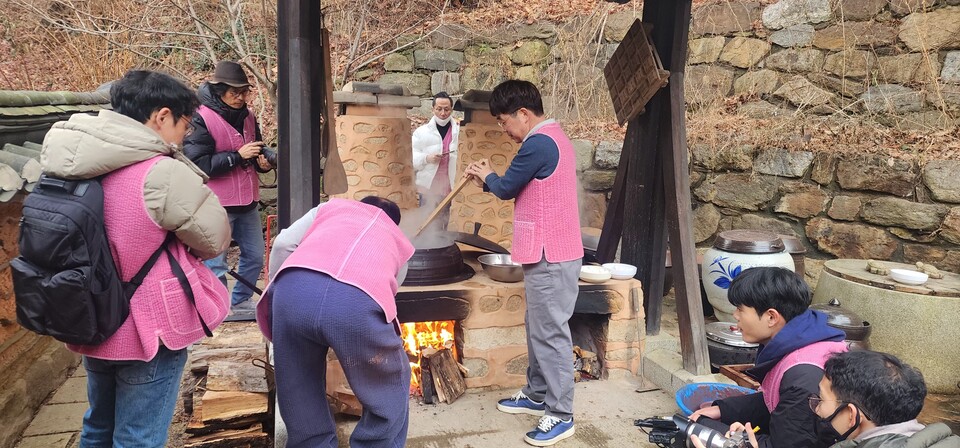 팥죽 만드는 체험하는 기자를 다른 기자들이 취재하는 기자 템플스테이가 열렸다.