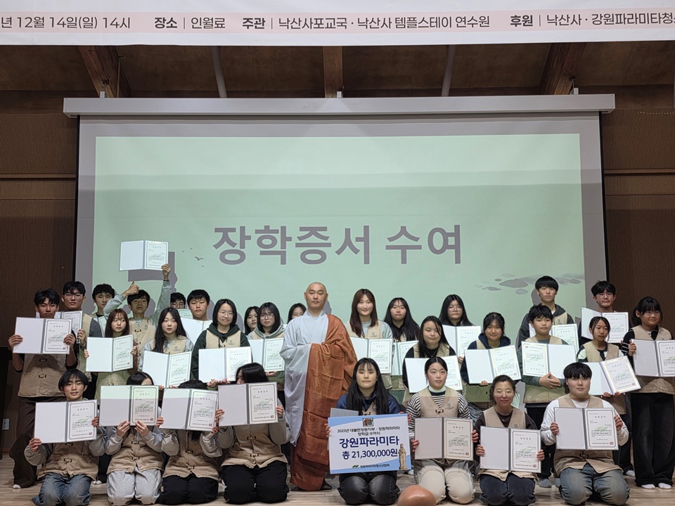 �������� û�ҳ� ���л� ���������� ���������� �̲��� �ִ� ���Ͻ����� �Ķ��Ÿ �л��鿡�� ���������� �����ϰ� �������� �����.&nbsp;