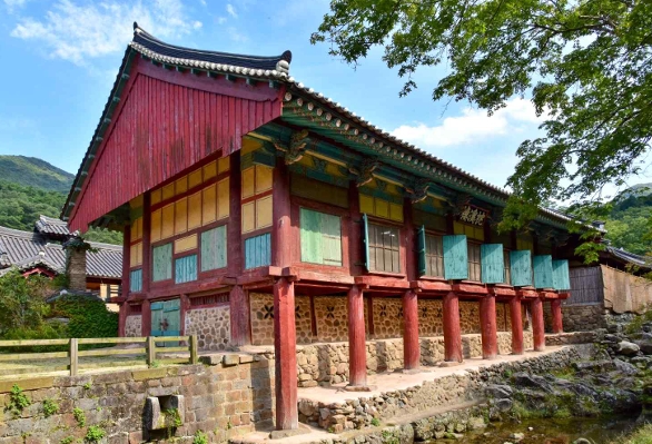 국가유산청이 국가지정문화유산 보물로 지정 예고한 순천 송광사 침계루 전경.