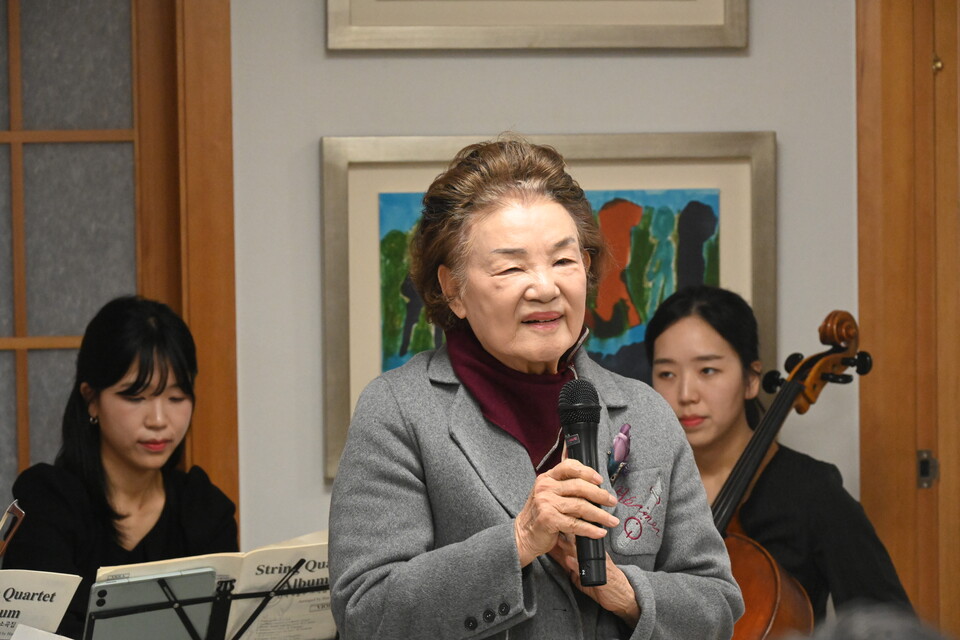  �����ְ��� �Ŵ��� ������ �λ縦 ���ϰ� �ִ�.