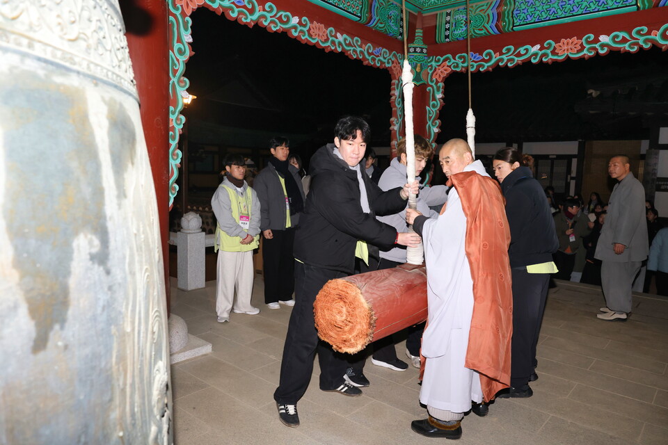 타종체험 중인 학생들의 모습.