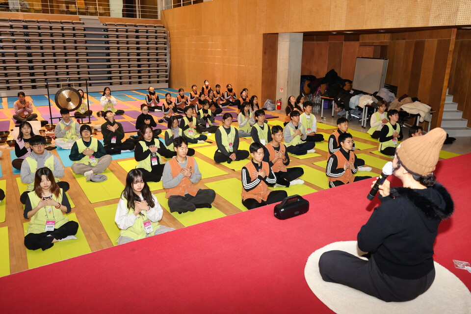 요가 프로그램에 참여한 학생들의 모습.