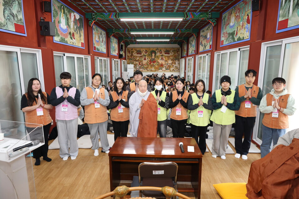 회향식을 겸해 소참법문을 전한 공주 동학사 주지 경원스님은 법문 직후 경원스님은 11개 대학 불교동아리 회장들에게 동아리 활성화를 위해 금일봉을 전달하며 실질적인 격려를 아끼지 않았다.