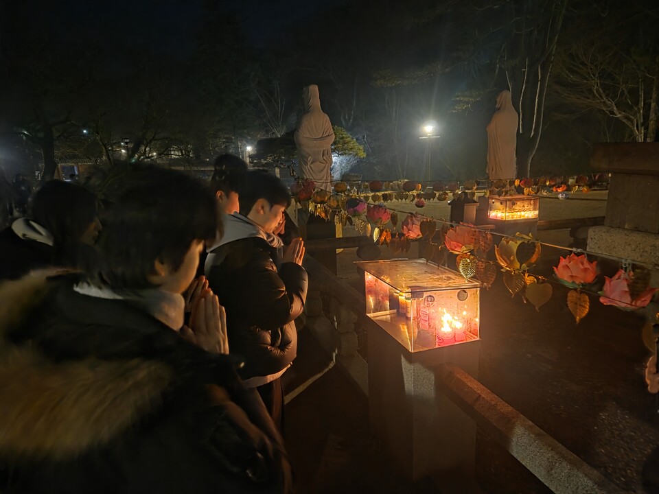 마곡사 도량을 돌며 참배하고 있는 학생들의 모습.