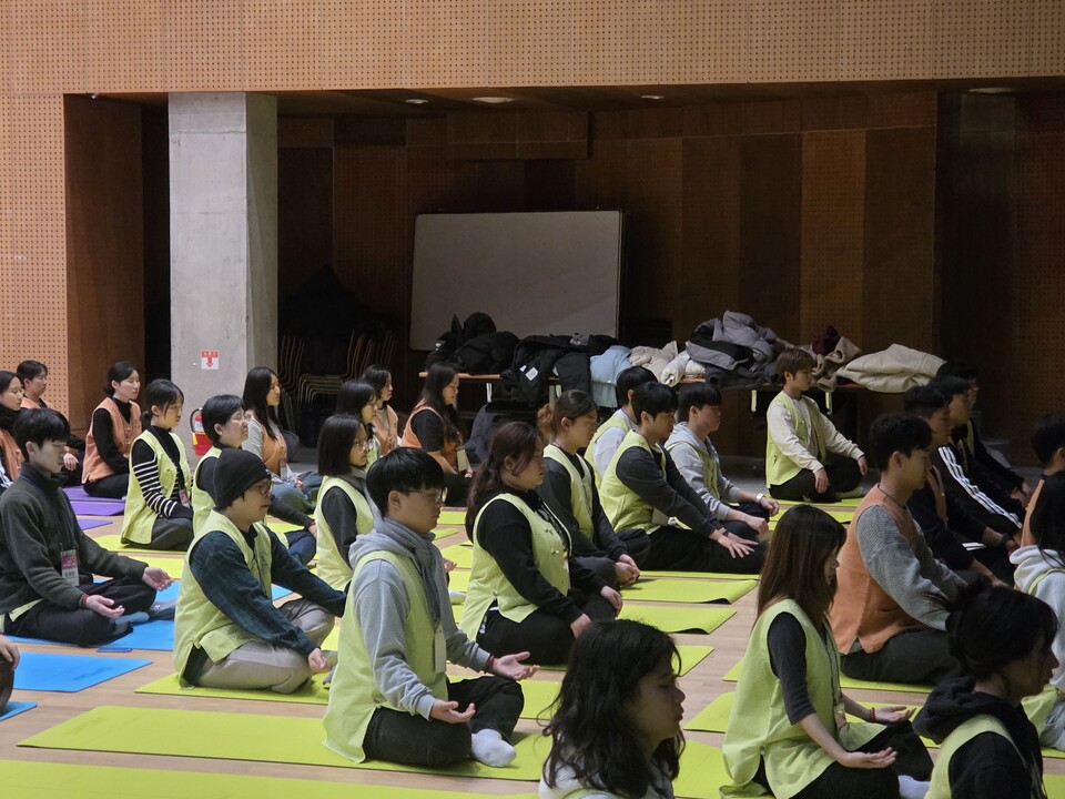 명상 중인 학생들의 모습.