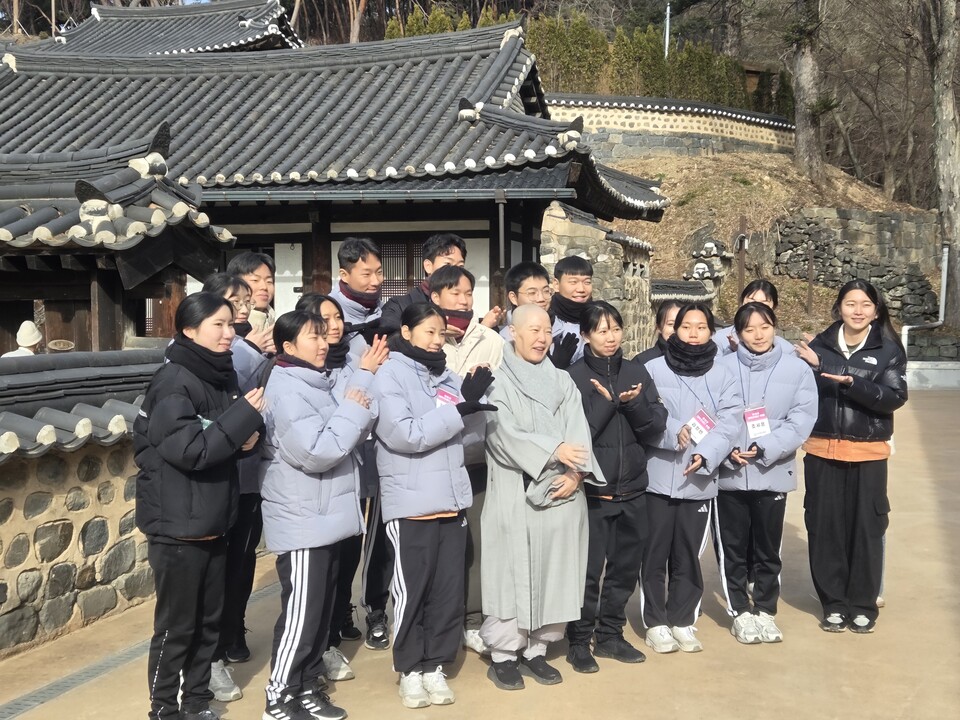 지도법사 스님과 기념사진을 찍고 있는 학생들의 모습.