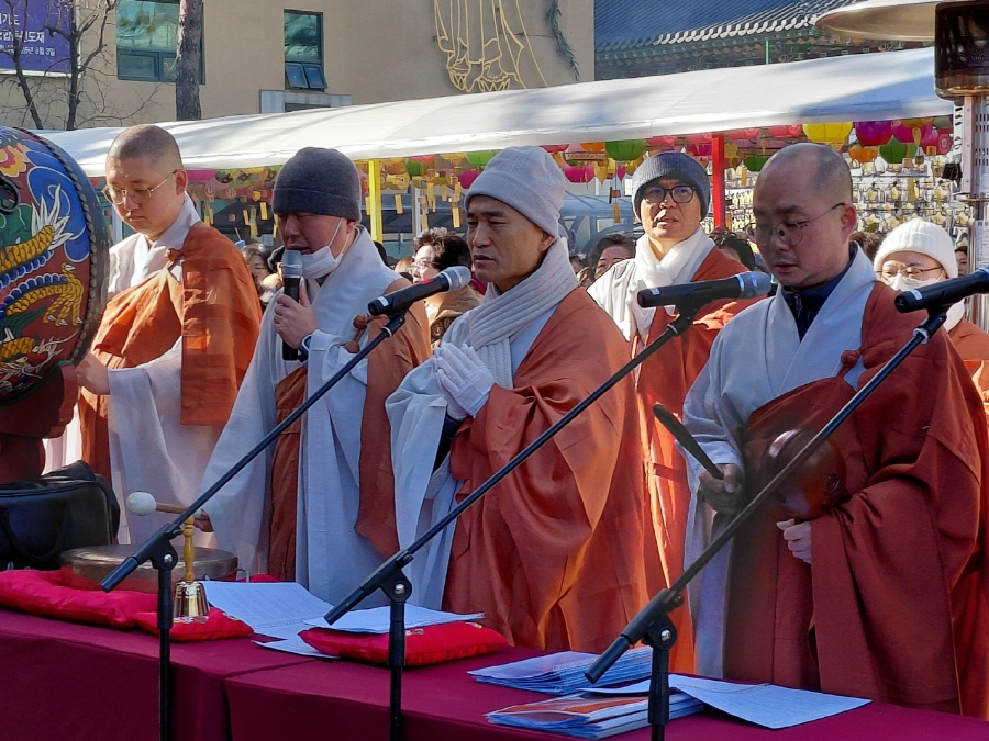 ��ȭ ���� �ǽ��� �����ϰ� �ִ�.