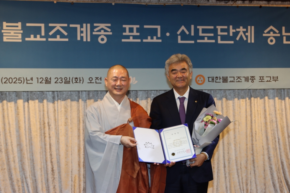 ������ �ѹ����� ���콺���� ����� �������� ���������� �߾ӽŵ�ȸ ��ǥ�� ������ ȸ�忡�� '�ֿ�� ������'�� �����ߴ�.&nbsp;