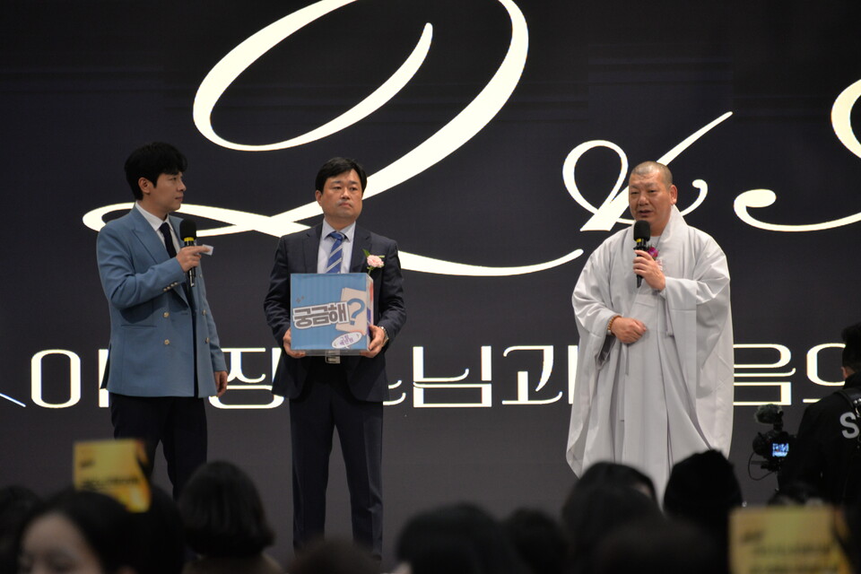 이사장 스님과의 대화에서 연규스님이 직원들의 물음에 답하고있다