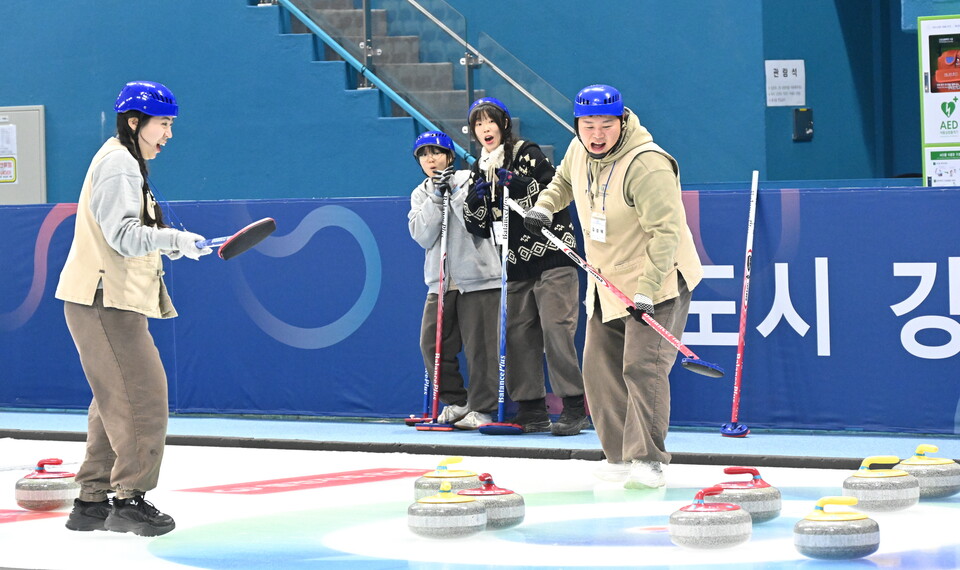 ������ ���� �ø� �̴� ������ �ϰ� �ִ� �����ڵ��� ��ſ��ϰ� �ִ�.