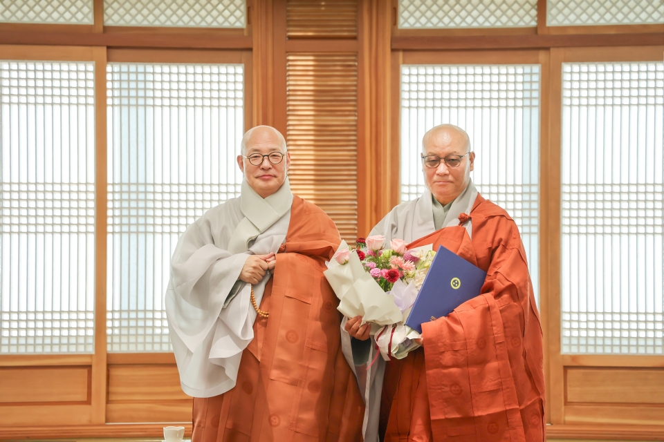 조계종 총무원장 진우스님(사진 왼쪽)이 1월6일 한국불교역사문화기념관 4층 접견실에서 법만스님을 법계위원회 위원으로 위촉했다.