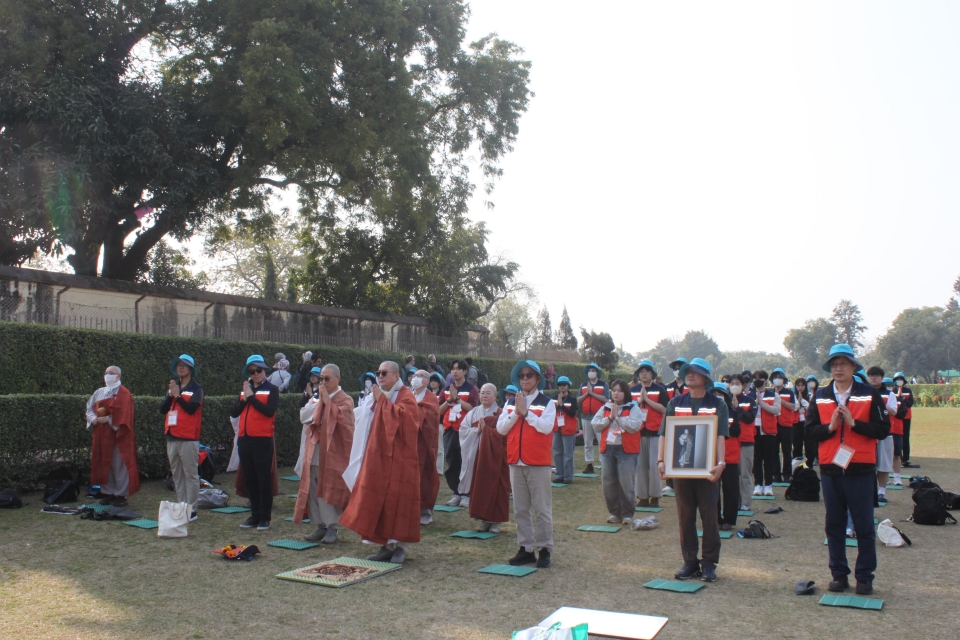 동국대는  1월20일부터 30일까지 인도 일원에서 건학 120주년 기념사업으로 '인도 문화교류 활동 및 학술탐방'을 연다. 사진은 1월21일 초전법륜지 사르나트에서 열린 입재식 모습.