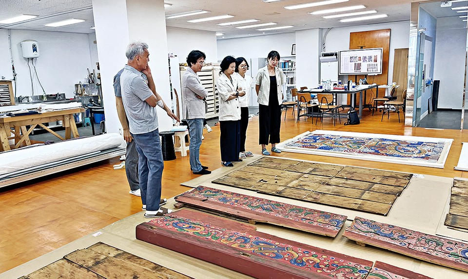 ��������ȭ���� ����ó�� �������� ����� ����� ��ȭ�� �����ϰ� �ִ�.