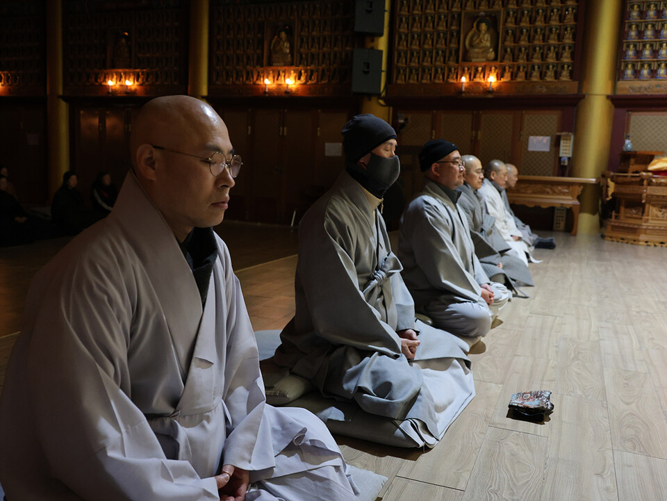 성도재일 특별법회에서 참선정진 중인 월정사 스님들의 모습.&nbsp;
