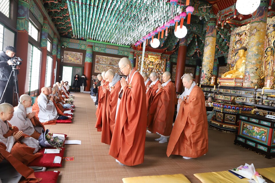 ���������� � ���Ե鿡�� ������ �ɴٹ��� �帮�� ��踦 �ø��� ���.