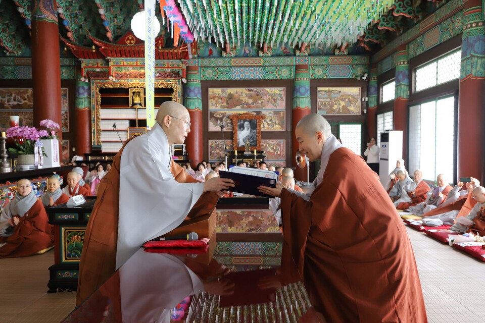 ������ο��� ������ �ѹ�������� ��� ǥâ�ϴ� ���� ���󽺴�.