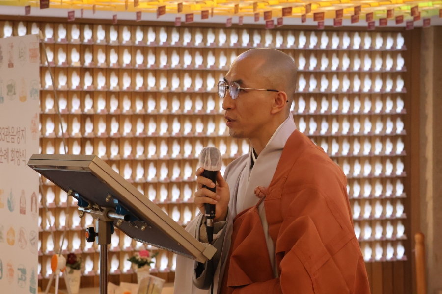 한국불교문화사업단장 일화스님의 인사말을 대독하고 있는 사업국장 일학스님.