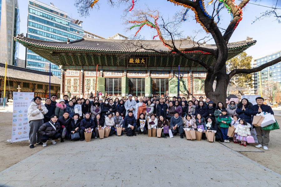 회향증서를 받은 순례자들. 사진=한국불교문화사업단.