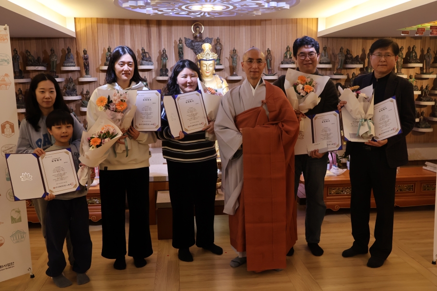 회향증서와 함께 템플스테이 체험권이 기념품으로 주어졌다.