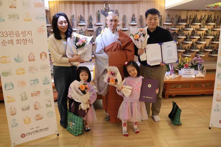 돌이 갓 지난 1살 아이를 둘레 메고 순례를 시작했다는 권용대 씨 가족.