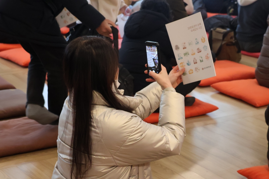 불교와 거리가 있지만 반년 간 혼자 33곳의 관음성지를 다녔다는 차수민 씨. 행사 기념 사진을 찍고 있다.