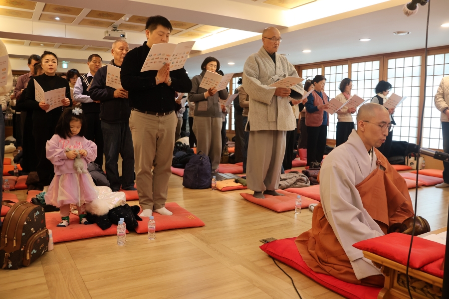 회향식에서 함께 관음 기도를 하는 참가자들.